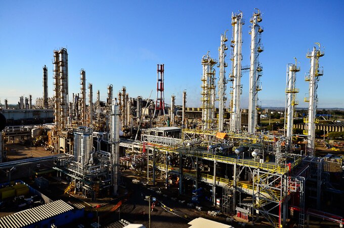 Typische Raffinerie, mit den Destillationstürmen, zur Auftrennung der Erdöl-Bestandteile.