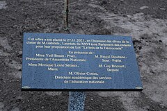 Plaque commémorative dévoilée lorsque l'arbre a été planté sur la place. Une plaque identique se trouve au pied de l'arbre planté dans la cour de l'école.