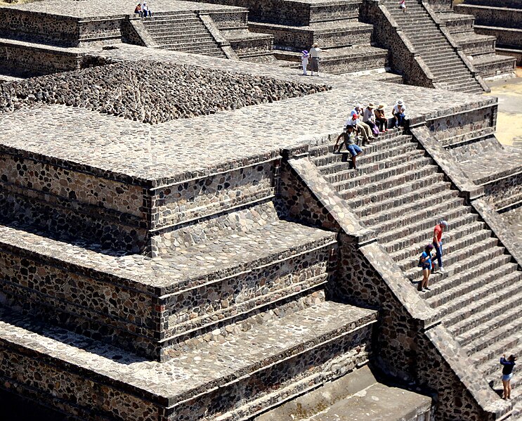 File:Plaza de la Pirámide de la Luna - Teotihuacan, México.jpg