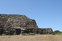 höyüğün doğu ucu.  Koridorun örtülü kısmı duvarla örülüdür.