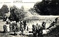 Pèlerins à la fontaine de la Clarté vers 1925 (carte postale).