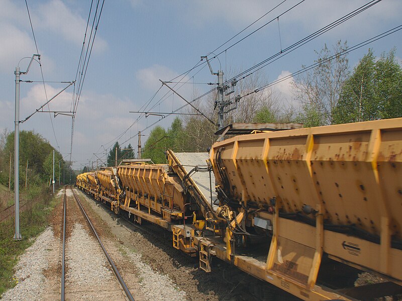 File:Pociąg do potokowej wymiany podtorza (02).jpg