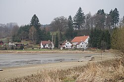 Pohled na část vesnice přes Nadějkovský rybník.