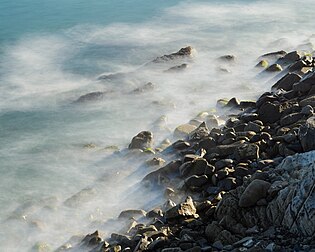 Vista do Oceano Pacífico no Point Mugu State Park, sul da Califórnia, Estados Unidos. É um parque estadual localizado na Área de Recreação Nacional das Montanhas de Santa Mônica. A costa acidentada e quase intransponível das montanhas ocidentais de Santa Mônica dá lugar a lagoas de maré e dunas costeiras em Mugu Rock. A borda oeste do parque fica ao lado da lagoa Mugu, sendo uma área protegida na Estação Aérea Naval de Point Mugu. (definição 4 080 × 3 264)