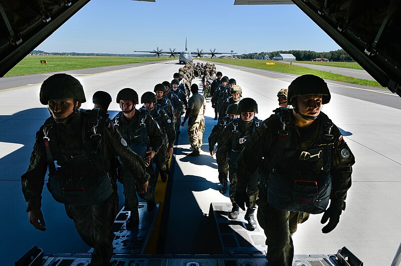 File:Polish paratroopers (43986074572).jpg