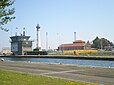 Le port de Ouistreham avec, en premier plan, l'écluse, et en arrière plan, la capitainerie, la phare et le pont tournant.