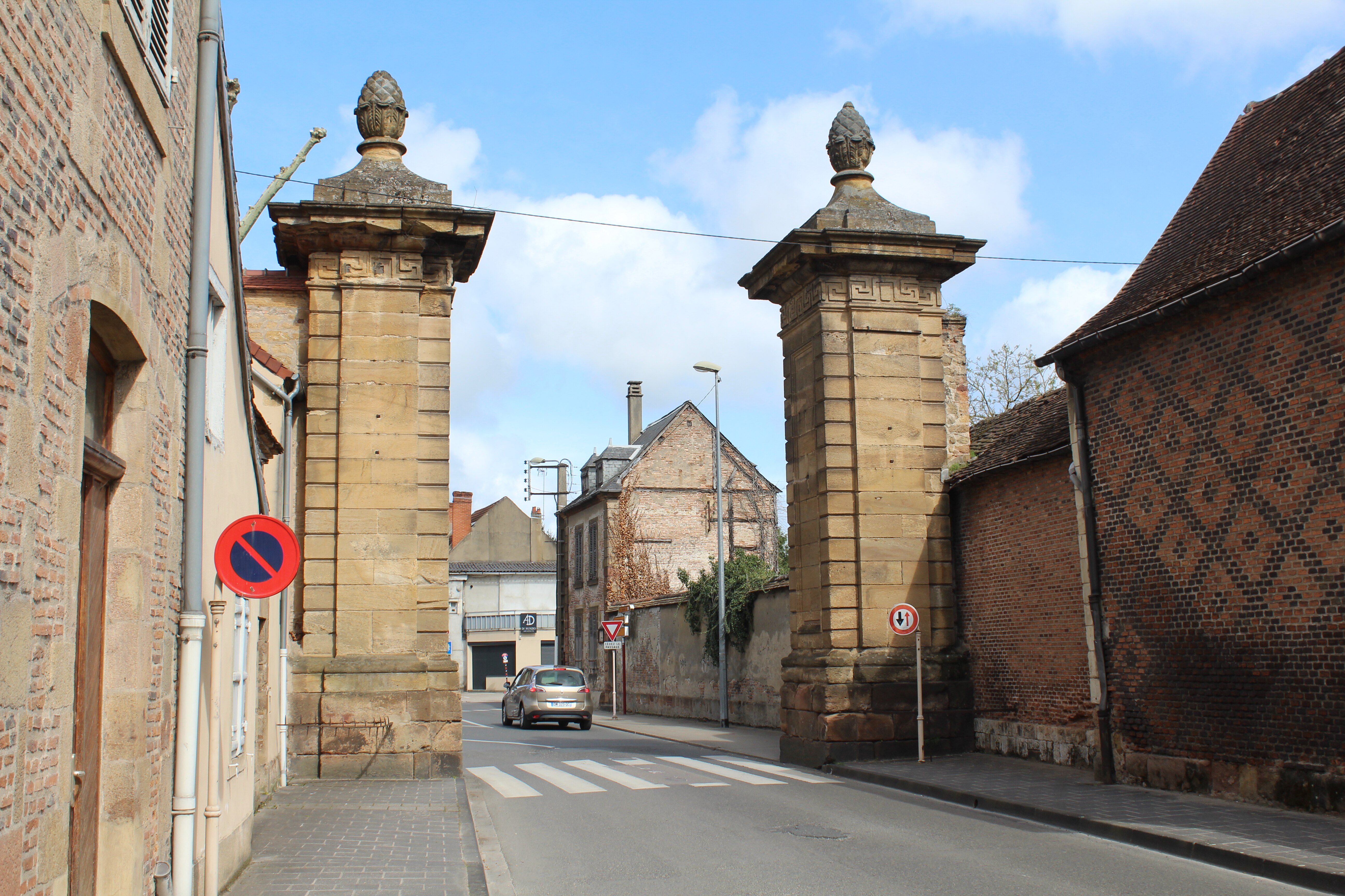 Porte de paris. Мулен (Алье).