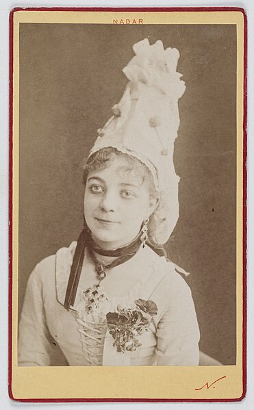 File:Portrait de Juliette Joséphine Simon-Girard (1859-1954), soprano au Théâtre des Folies-Dramatiques en 1877, dans les Clo, PH56578.jpg