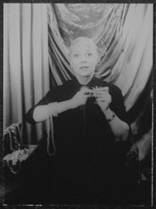 File:Portrait of Carol Channing, "Diamonds are a girl's best friend" LCCN2004662692.tif