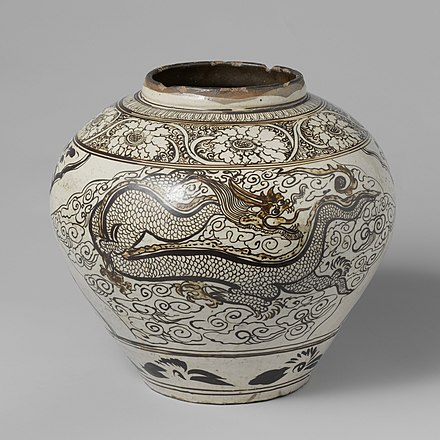 Dragon art on a vase, Yuan dynasty