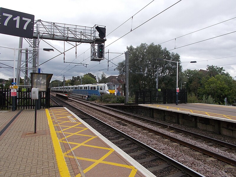 File:Potters Bar stn fast platforms look south3.jpg