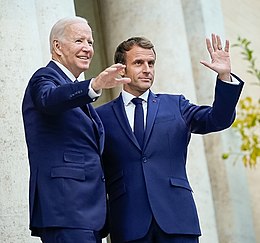 De Amerikaanse president Joe Biden en de Franse president Emmanuel Macron staan voor een villa, waar ze elkaar ontmoetten op 29 oktober 2021