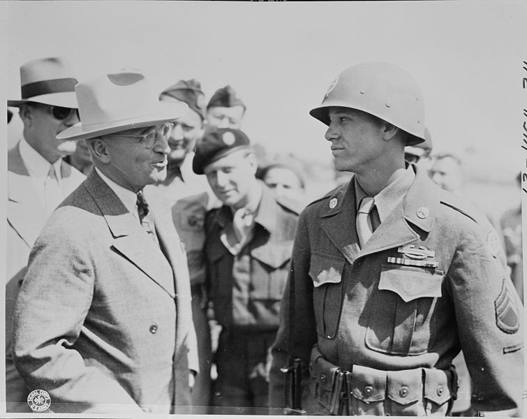 File:President Truman inspects members of the 137th Infantry Regiment, the honor guard at the airfield near Brussels... - NARA - 198760.jpg