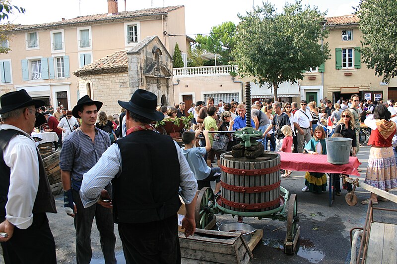 File:Pressurage de la vendange à la fête du vin à Pernes-les-Fontaines.jpg