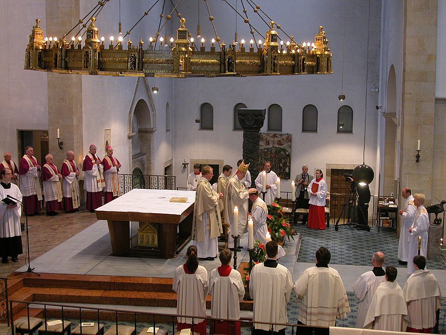 Een bisschop wijdt een priester volgens de Romeinse ritus