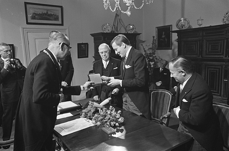 File:Prins Claus en prof. Beel met het bestek voor prins Johan Friso, Bestanddeelnr 921-7222.jpg