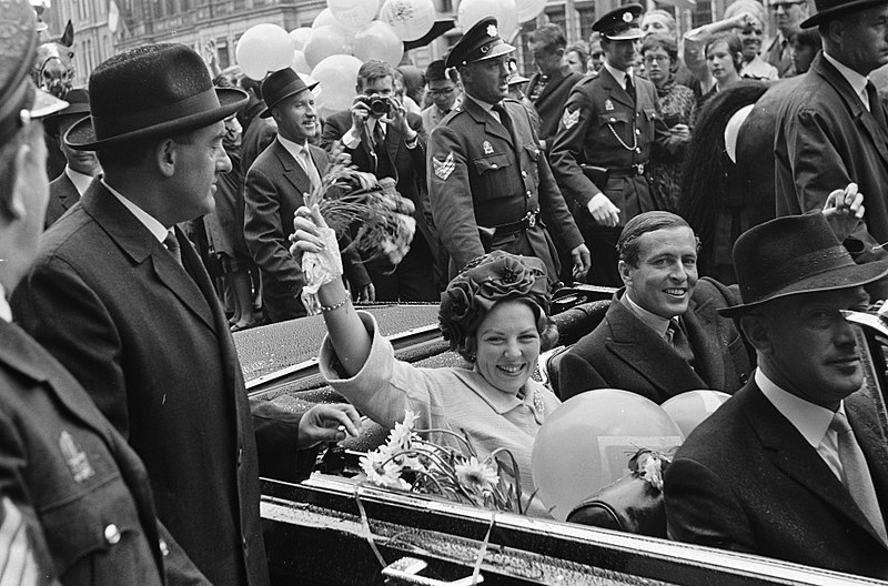 File:Prinses Beatrix en Claus bezoeken Amsterdam, rijtoer, Bestanddeelnr 917-9328.jpg
