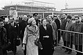 Prinses Beatrix naar Japan Prinses Beatrix in gesprek bij de hofauto, Bestanddeelnr 914-9897.jpg