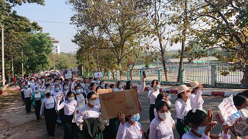 Protesta estudiantil en Myanmar. Autor: Ninjastrikers, 09/02/2021. Fuente: Wikimedia Commons (CC BY-SA 4.0)