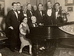 Ravel au piano.jpg