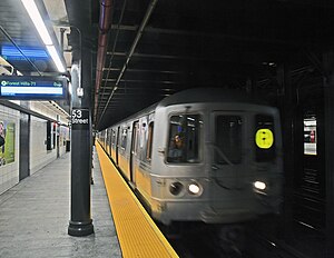 Wiedereröffnung der 53rd St ESI Station (36965174321).jpg