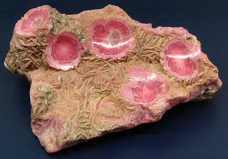 File:Rhodochrosit - Patagonien, Argentinien.jpg