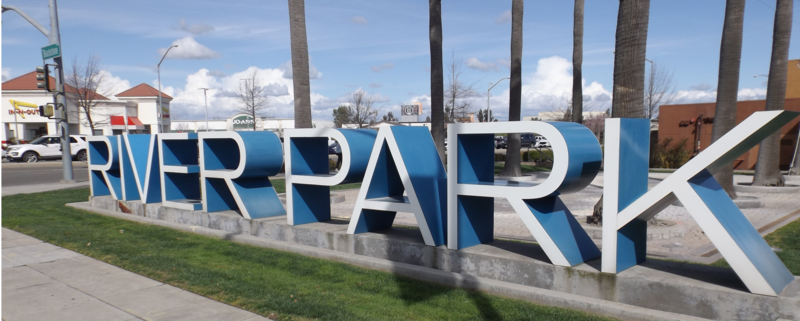 File:River Park Shopping Center's Sign (Fresno, CA).png