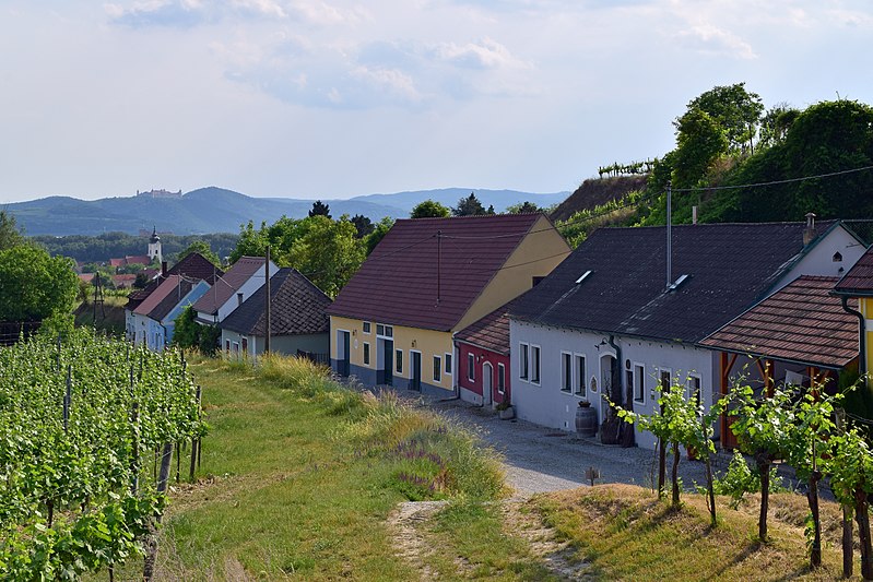 File:Rohrendorf bei Krems - Lindobelgasse - Kellergasse vom Göttweigblick gesehen.jpg