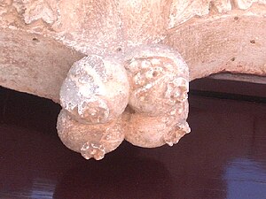 Granadas, símbolo de fertilidad, en la puerta lateral de la Iglesia Matriz de la Golegã