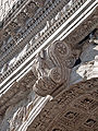 Bohatě ornamentovaná voluta v záklenku Titova oblouku v Římě