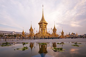 Le crématorium royal de Sanam Luang, construit en 2016-2017 pour y incinérer le roi de Thaïlande Rama IX (définition réelle 4 752 × 3 169)