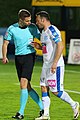 Hamdi Salih (rechts) und Schiedsrichter hristopher Jäger (links). Hamdi Salihi (left) and referee Christopher Jäger (left).