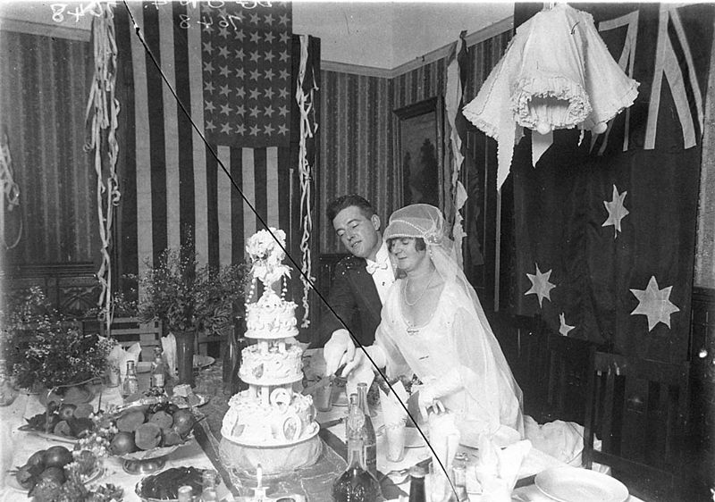 File:SLNSW 8630 Wedding reception cutting the cake.jpg
