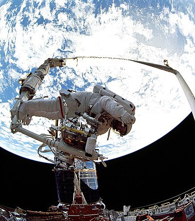 Hoffman repairing the Hubble during STS-61