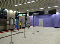 在B3出口未啟用時以分隔B3出口的工地的臨時圍板（與車站主色接近的紫色圍板）（2015年3月）