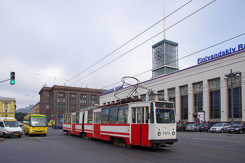 File:Saint Petersburg tram 7014 2011-08 1313138003 Lenin Square LVS-86.jpg