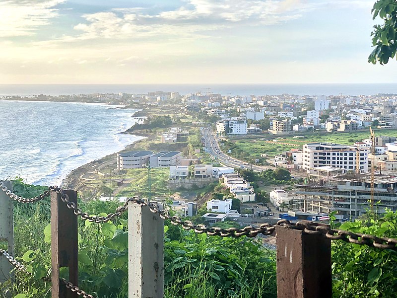 File:Saison des pluies à Dakar phare des mamelles.jpg