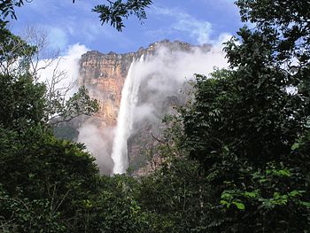 Анђеоски водопад на реци Чурун - највиши водопад на свету, висок 979 m.