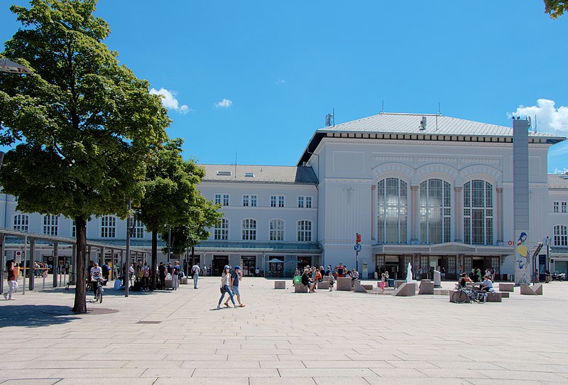 File:Salzburg - Elisabeth-Vorstadt - Südtirolerplatz - 2021 06 26-1.jpg