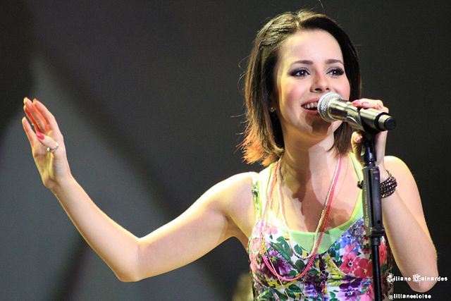 Sandy during a live performance at Teatro Positivo (Curitiba, November 2010).