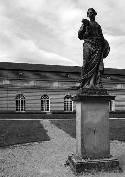 File:Schloss Charlottenburg, vor der Orangerie, Berlin-Charlottenburg.jpg
