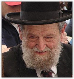 הרב שאר ישוב כהן בטקס חגיגת ל"ג בעומר בבית משפחת עבו, תשס"ז 2007