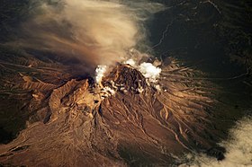 Imagen satelital del Chiveloutch en erupción el 10 de julio de 2007 con el Stary Chiveloutch (a la derecha del penacho volcánico) y el Molodoï Chiveloutch (al pie del penacho volcánico).