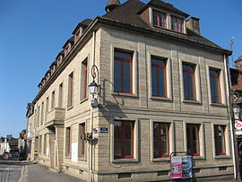 Das Rathaus von Saint-Georges-de-Reintembault