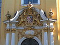 Facciata della basilica di San Paolino con lo stemma dell'arcivescovo