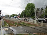 die Stadtbahnhaltestelle Bahnstraße in der Aachener Straße in Köln-Weiden, Blick nach Osten