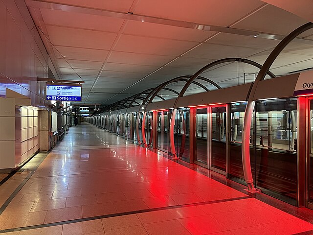 Line 14 platforms at Bercy with red lights above the platform screen doors indicating the arrival of a short train