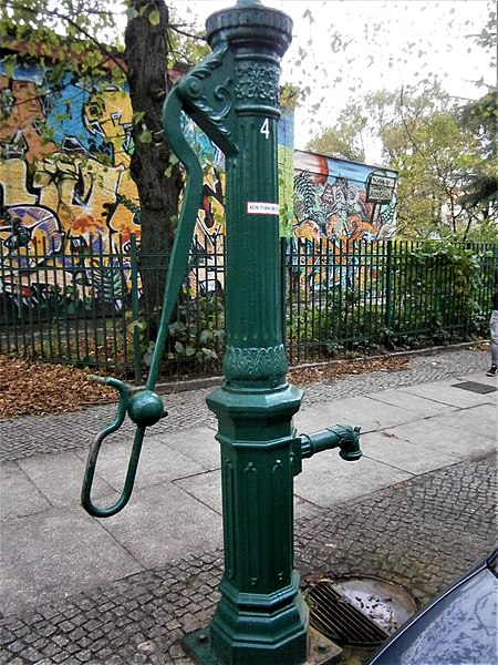 File:Straßenbrunnen4 PrBg Arnimplatz SeelowerStraße (3).jpg