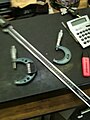 Strumenti di misura centesimali o micrometri da esterni, utilizzati per verificare la precisione dei pezzi lavorati.