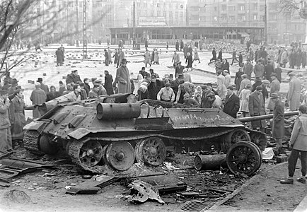 Tanc sovietic distrus in Budapesta din timpul revolutiei din Ungaria